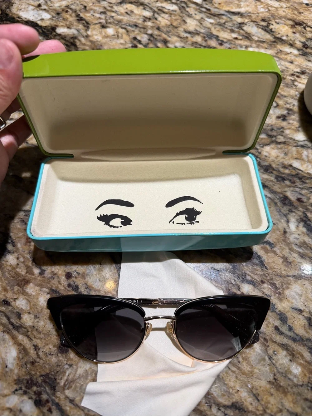 kate spade Cateye Sunglasses w/ Case
